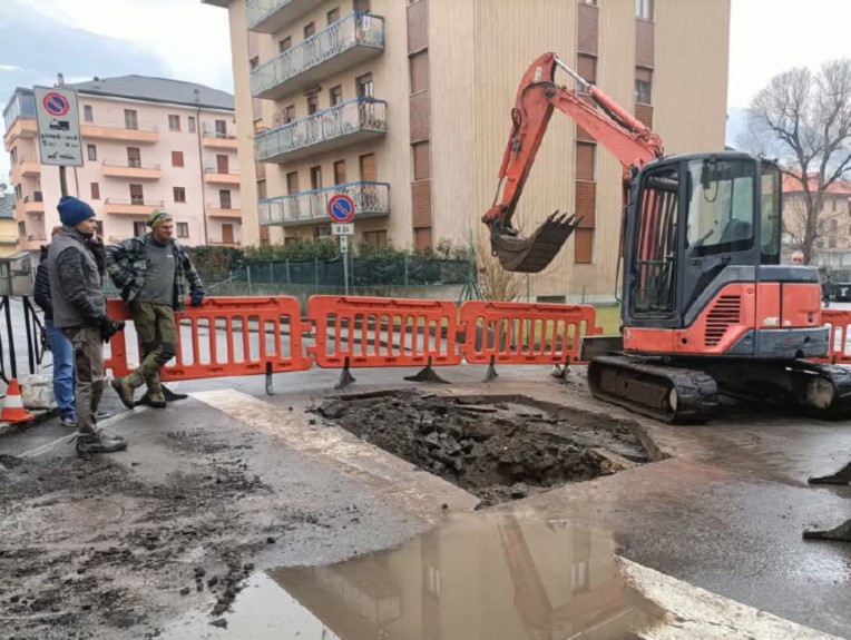 Cede l’asfalto, si apre una voragine in via Monte Vodice: lavori in corso