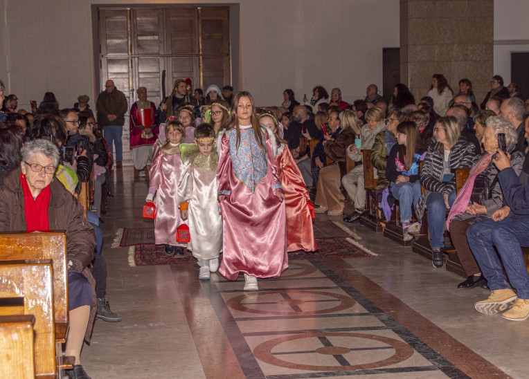 Gli angioletti, il perfido re Erode, i Magi e anche un cammello. Domenica scorsa il bellissimo presepe vivente all’Immacolata