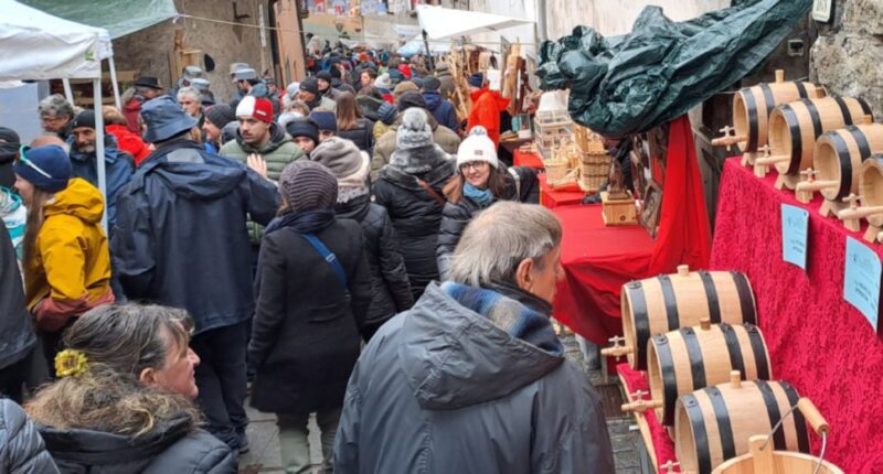 Nonostante la pioggia intermittente, il borgo domenica era gremito di visitatori