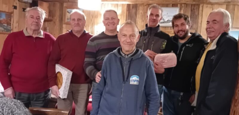 La tappa del Torneo di belote dell’Avis Grand Combin a Doues di giovedì scorso, 16 gennaio, con sinistra Roberto Chaussod, Antonino Lombardo, Carlo Marguerettaz, Silvano Petitjacques, Manuel Juglair e Emilio Berriat. Davanti, il presidente dell’Avis Grand Combin Rosildo Avoyer