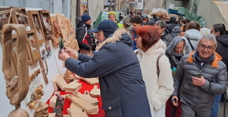 La Fiera, uno scrigno di storie e di emozioni. A Donnas tanta gente anche con la pioggia