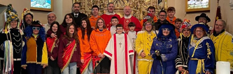 La Messa patronale con don Andrea Marcoz, don Zibi Kowalczyk, il diacono Rino Zanchetta, il sindaco Andrea Bionaz, il comandante dei Carabinieri Roberto Nossein, i coscritti del 2006 e del 2007 e una rappresentanza del gruppo del Carnaval de Èn Mar'éi