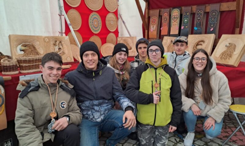 I ragazzi dei corsi di vannerie, cuoio, intaglio e scultura dell’Institut Agricole con, da sinistra, Cristian Simeoni, Daniel Lini, Selena Cheraz, Cesar Joly, Luigi Bich, Stéphan Bosonin e Céline Sarteur Bagnod