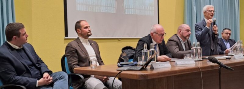 Da sinistra l’architetto Marco Gola del Politecnico di Milano, il sindaco di Verrès Alessandro Giovenzi, il presidente della Regione Renzo Testolin, l’assessore alla Sanità Carlo Marzi, il direttore generale dell’Usl Massimo Uberti e l’assessore comunale Nunzio Venturella