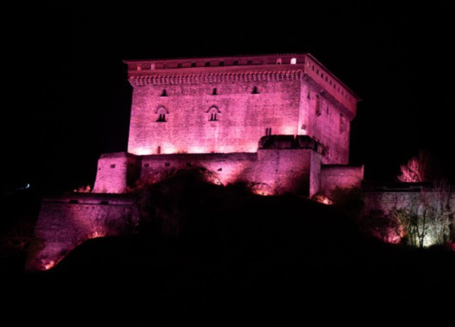 GIRO D’ITALIA: IL CASTELLO DI VERRÈS E IL CAMPANILE DI ANTAGNOD DIVENTANO ROSA