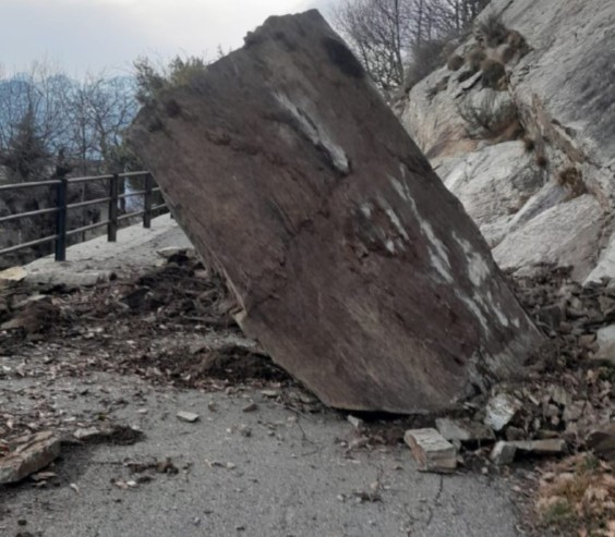 Frane a Arnad e Villeneuve: restano ancora chiuse al traffico due strade