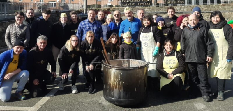Il gruppo dei volontari dell’Insula Vernae che domenica scorsa, 9 febbraio, hanno cucinato la fagiolata a Pont-Saint-Martin