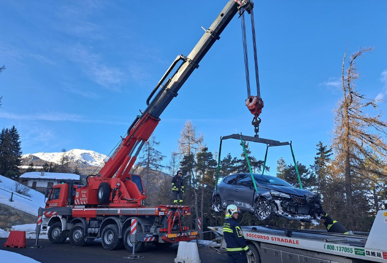 Recuperate due auto finite fuori strada a Gressan e a Valtournenche