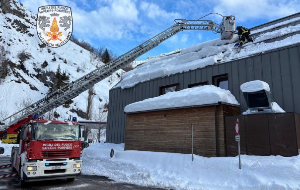 La Thuile, neve pericolante sul tetto dell’Ufficio del Turismo