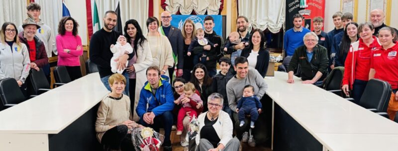 La consegna dei box bebè nella serata di ieri, venerdì 7 febbraio, in Municipio a Charvensod