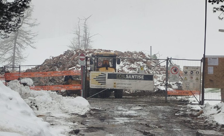 Demolita la Casa alpina “Frassy ” a Perrères. Al suo posto saranno costruiti quattro chalet