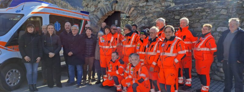 L’inaugurazione alle Murasse di Verrès dell’ambulanza che sarà utilizzata dai volontari dell’Anpas e che è dotata di strumentazioni di ultima generazione tra cui un monitor multiparametrico e un massaggiatore cardiaco