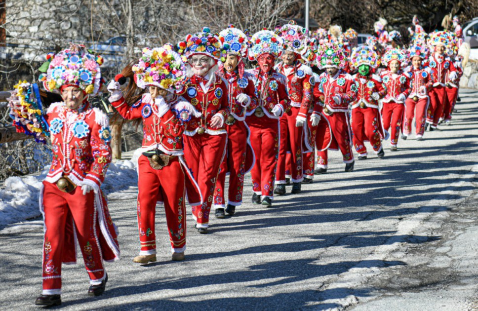 Festa scatenata per le landzette rosse di Allein. I Carnevali della Coumba entrano nel vivo