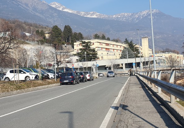« All’Ospedale Beauregard caos parcheggi e multe: situazione assurda»