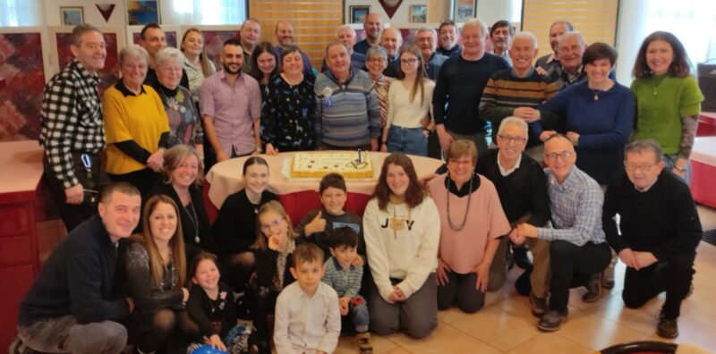 Renzo Martin, al centro dietro la torta, ha festeggiato i suoi 80 anni con famigliari e amici