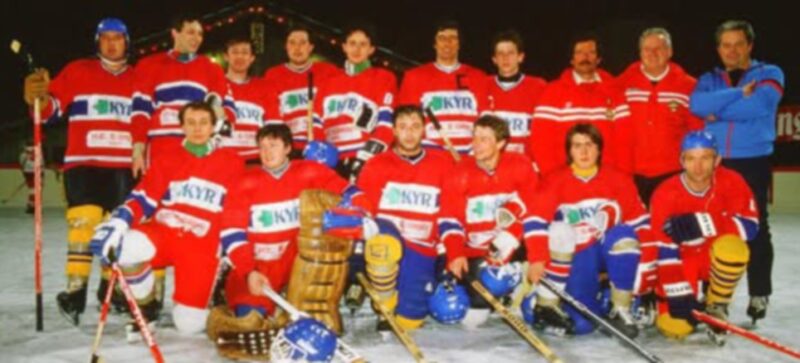 Una delle ultime formazioni dell’Hockey Club Sant’Orso di Cogne con in piedi da sinistra Carlo Truc, Claudio Borgis, Sandro Jeantet, Roberto Perotti, Alberto Enrietti, Massimo Gerard, Franco Romele, Arturo Allera (presidente della squadra), Carlo Berard (insieme ad Allera fondatore, scomparso di recente). Accosciati sempre da sinistra: Paolo Boggia, Emilio Cordone, Daniele Gradizzi (portiere), Andrea Farcoz, Paolo Trento, Luca Foretier e Walter DeToni (allenatore)