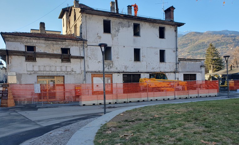 Demolita Maison Nouchy : il “paesaggio urbano” di piazza Arco d’Augusto è cambiato per sempre
