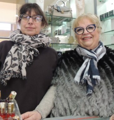 Commercianti e residenti: «Cantine allagate dal liquame e incassi a picco»