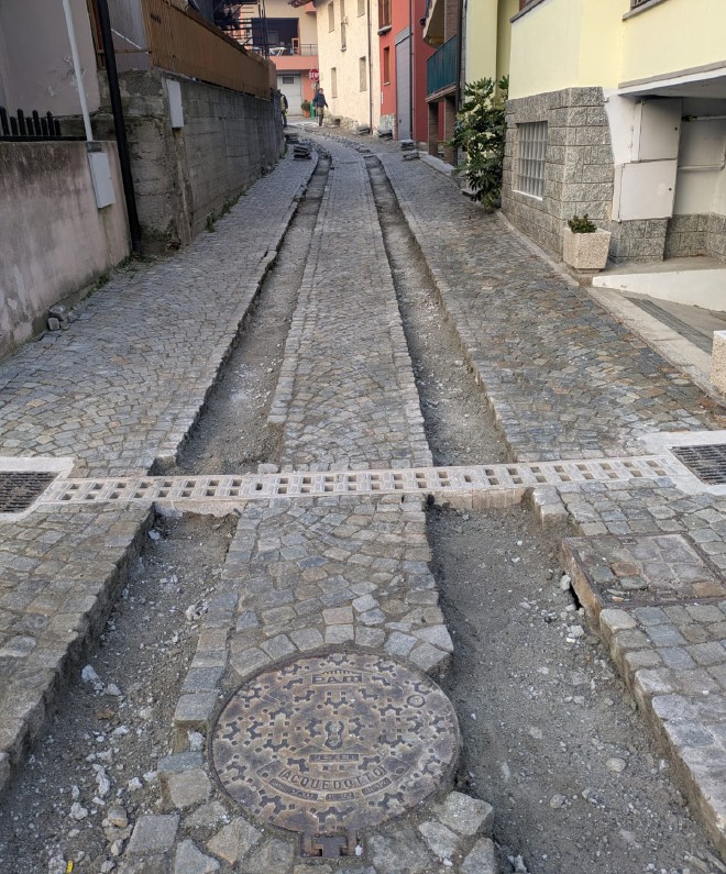 Si rimuovono le lastre di pietra nel borgo. “Le poseremo nel piazzale delle scuole”