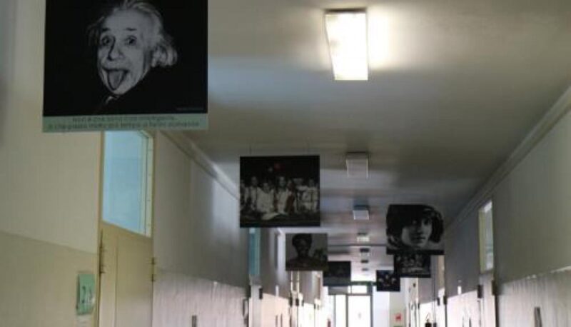 Foto significative e citazioni d’autore: la nuova «invenzione» del professore Salvatore Cosentino alle medie “Martinet”