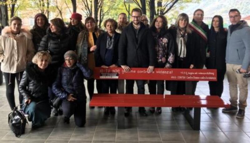 Giornata contro la violenza sulle donne Convegni, spettacoli e panchine rosse