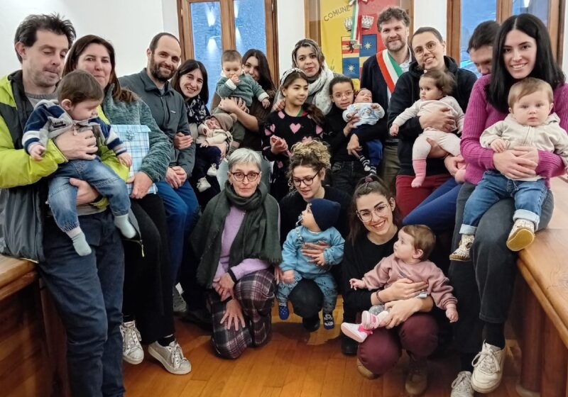 I nati nel 2024 con le famiglie e il sindaco Federico Barzagli
