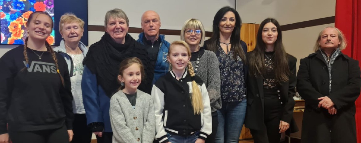 Oyace: i partecipanti all’iniziativa dedicata a Sant’Orso premiati con i cuoricini di legno decorati dagli alunni
