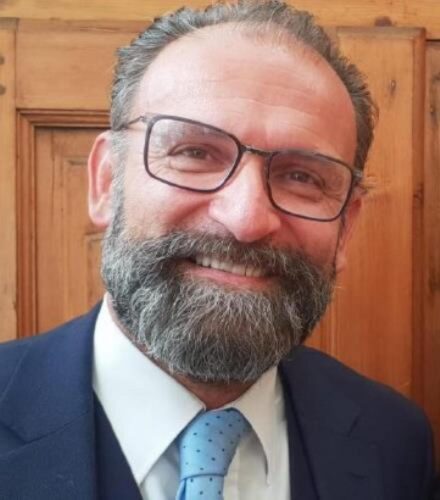 L’artigianato trionfa anche nelle vetrine di viale Conte Crotti che ricorda il compianto François Cerise esponendo i suoi pezzi