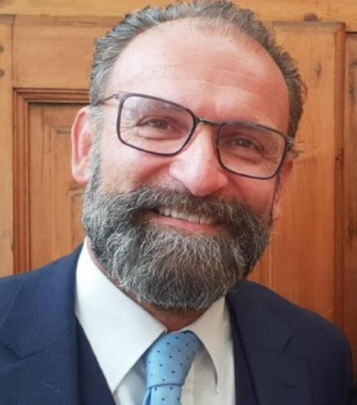 L’artigianato trionfa anche nelle vetrine di viale Conte Crotti che ricorda il compianto François Cerise esponendo i suoi pezzi