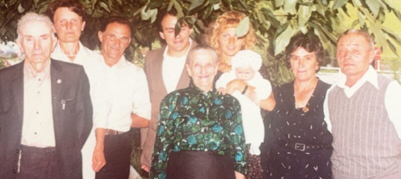 Una foto del 1981 con, da sinistra, Luigi Viérin, Giulia Valey, Valentino Brunod, Ezio Donzel, Cesarina Donzel, Olga Brunod con in braccio Denise Donzel, Tersilla Viérin e Luigi Donzel