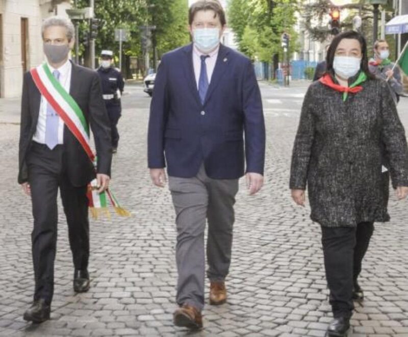 Uno strano 25 aprile senza pubblico e turbato dalle polemiche sulle bandiere