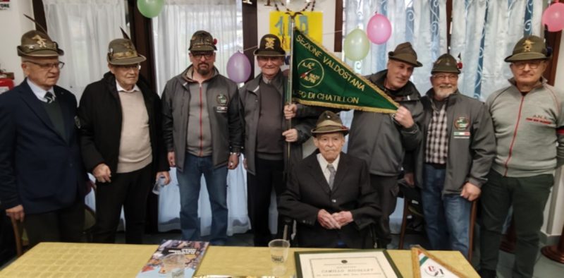 Camillo Rigollet festeggiato dagli alpini con, da sinistra, in piedi Marino Colò, Aldo Lombard, Marco Carlon, il capogruppo Valter Caverni, Ivano Lettoli, Roberto Pession e Guido Lucchetti