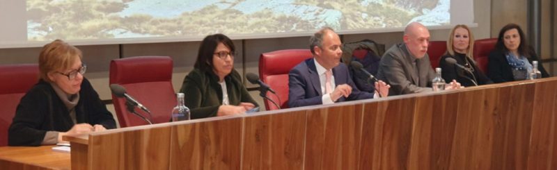Da sinistra la consigliera dell’Ordine degli Avvocati di Aosta Alessandra Fanizzi, il presidente della Camera penale della Valle d'Aosta Ascanio Donadio, Roberta Francorsi del Comitato pari opportunità dell’Ordine degli avvocati di Aosta e la giornalista nonché componente del Forum violenza e pari opportunità Cristina PortaDa sinistra la consigliera dell’Ordine degli Avvocati di Aosta Alessandra Fanizzi, il presidente della Camera penale della Valle d'Aosta Ascanio Donadio, Roberta Francorsi del Comitato pari opportunità dell’Ordine degli avvocati di Aosta e la giornalista nonché componente del Forum violenza e pari opportunità Cristina Porta