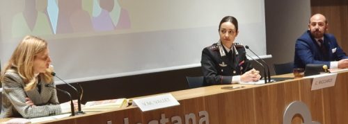 Pubblico numeroso alla conferenza contro la violenza sulle donne