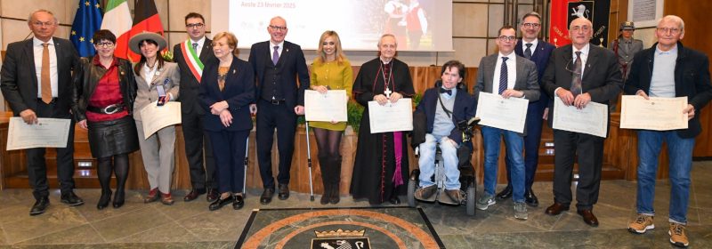 Da sinistra Olivier Français, Muriel Favre-Torelloz, Anna Torretta, Alex Micheletto, Giovanna Rabbia, il presidente della Regione Renzo Testolin, Giada Costenaro, monsignor Alberto Maria Careggio, il presidente del Consiglio Valle Alberto Bertin, Luca Montagnani, Arno Kompatscher, Lino Blanchod e Costantino Charrère