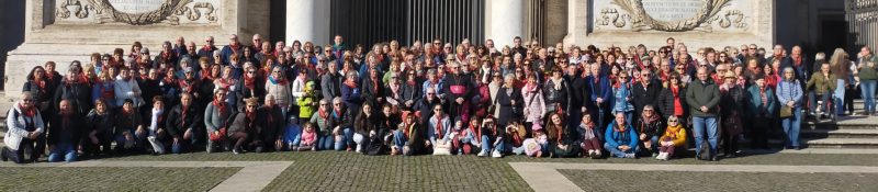 Foto di gruppo a San Giovanni in Laterano per i 216 fedeli valdostani che hanno preso parte al pellegrinaggio giubilare a Roma che si è svolto questa settimana