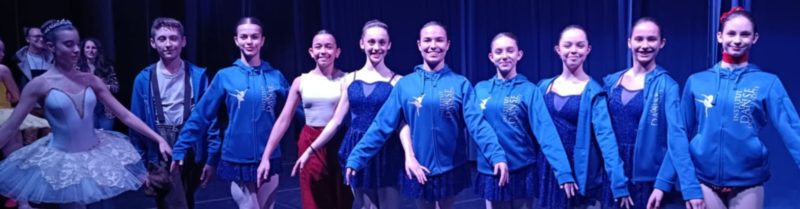 Gli allievi dell’Institut de Danse du Val d’Aosta che sabato scorso hanno partecipato al concorso “Città in Danza” a Nichelino con da sinistra Maria Venuti, Lorenzo Bianchi, Cecilia Zoppo, Emma Chiabotto, Margherita Fea, Matilde Foletto, Asia Pession, Evelyn Letey, Martina Vigliocco e Margot Fadda