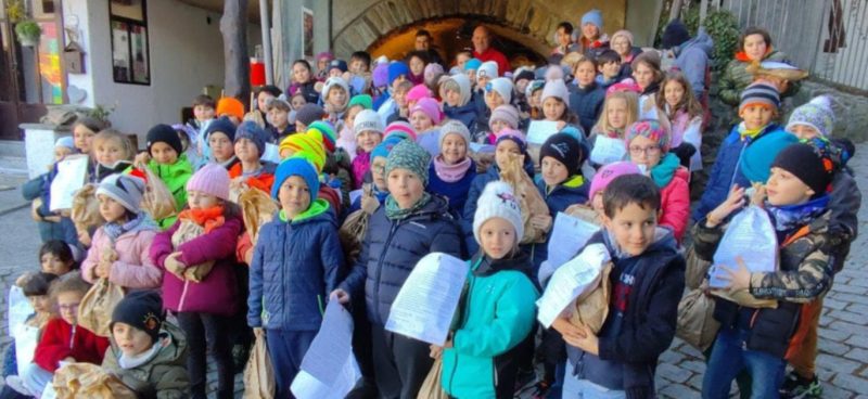 Gli alunni delle scuole primarie “Adelline Lucianaz” e “Davide Mirko Viérin” di Charvensod che giovedì scorso, 27 febbraio, hanno raggiunto il forno per ricevere un pane, simbolo di condivisione e amicizia nell’ambito dell’iniziativa “Lo pan di meinoù”