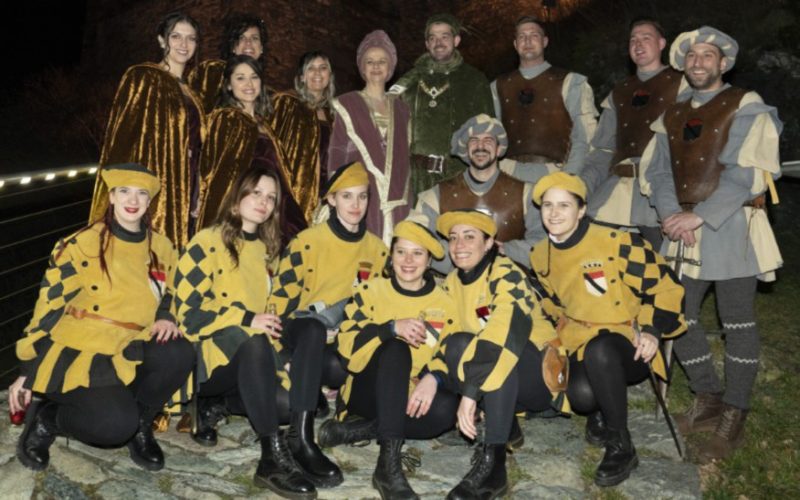 I Conti di Challant insieme ad alcuni dei personaggi del corteo storico