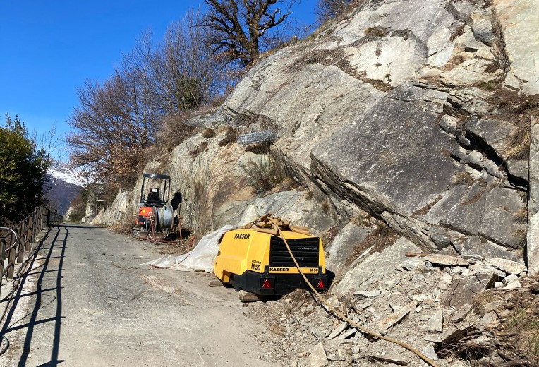 Strada delle Traverse, chiodata la parete