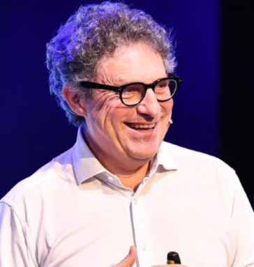Tutto esaurito per la serata benefica sull’amore condotta da Claudio Calì
