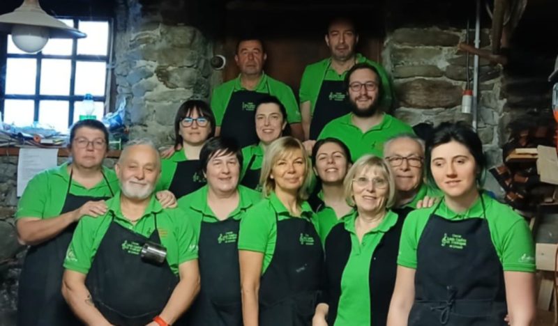 LA CHORALE LOUIS CUNÉAZ HA COTTO IL PANE NEL FORNO DI MOLINE