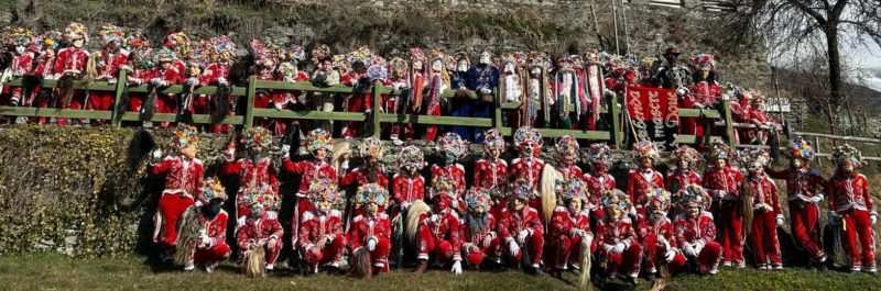 La Benda di Doues al completo che si è scatenata nelle danze in paese nelle giornate di domenica, lunedì e martedì scorsi