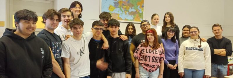 La classe 4 A AFM del Manzetti con l’insegnante Mariantonella Cuatto e, in fondo a destra, il formatore Giuseppe Maritano