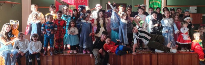 La festa in maschera dedicata ai bimbi nel pomeriggio di lunedì a Roisan