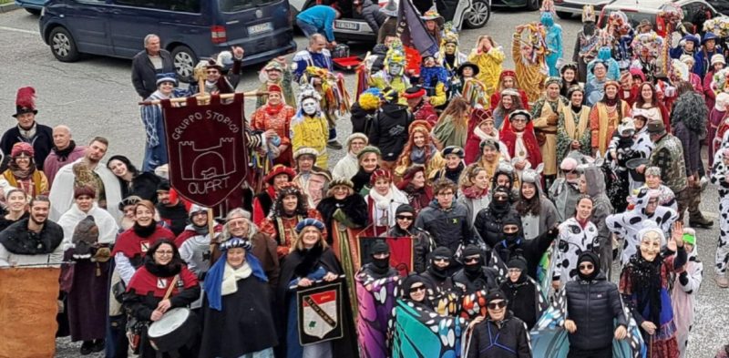 La festa in maschera in piazza domenica scorsa, 9 marzo, a Issogne