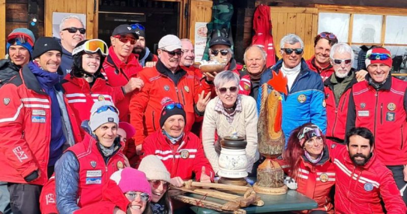 La figlia Elisabella Allera con un gruppo di partecipanti al Memorial dedicato al padre Arturo
