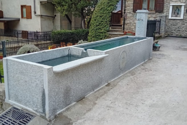 Arnad rifà il look al suo arredo urbano. Sostituiti tre fontanili e trenta panchine