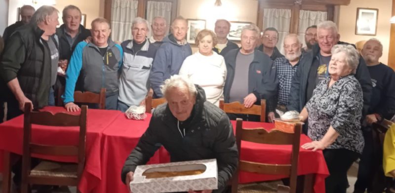 La premiazione con, da sinistra, Remo Jorioz, Elio Bacchio, Cesare Voyat, Bruno Perruquet, Sergio Brunet, Rosildo Avoyer, Marilena Menabreaz, Paolo Henriod, Roberto Chaussod, Francesco Herin, Enzo Letey, Massimo Fiou, Ivo Jorioz, Lina Ronc, Guglielmo Napoli e, davanti, Valter Guerrisi