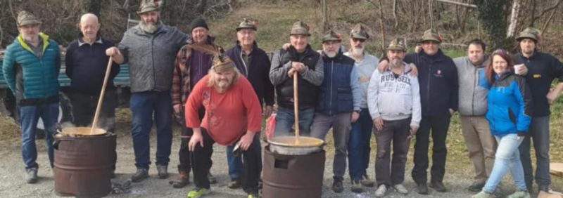 La preparazione di polenta e fagioli grassi domenica scorsa
